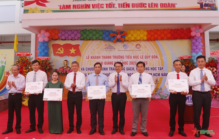 Thành phố Hồ Chí Minh trao sách tặng các trường tiểu học ngoại thành